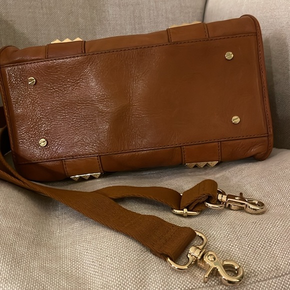 STUNNING 🤩 Tory Burch 2 way cognac leather rock stud bag with removable strap. - Picture 14 of 14